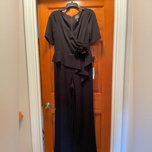 Selling is BRAND NEW, NEVER WORN jumpsuit! Still has tags on it!!!